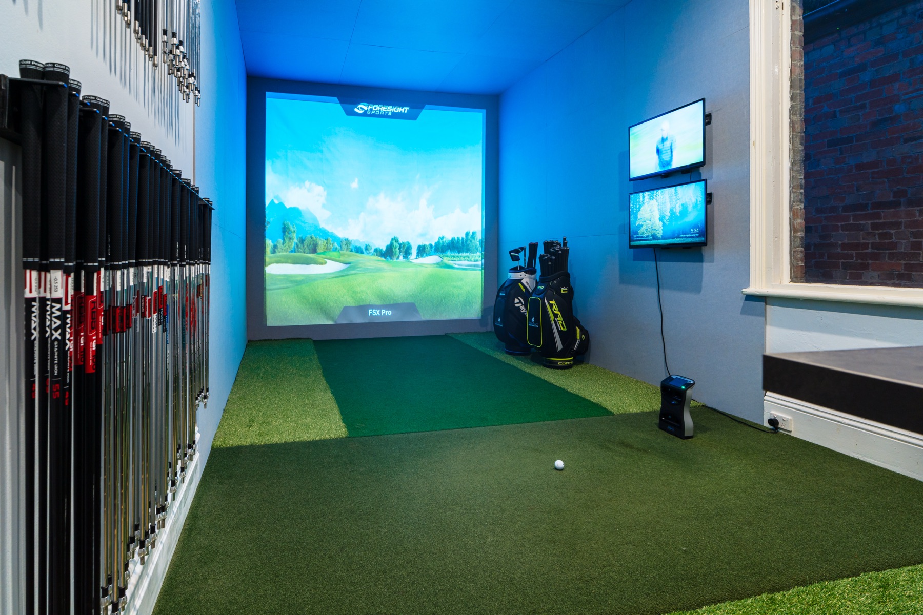 Mulligans fitting bay with golf simulator